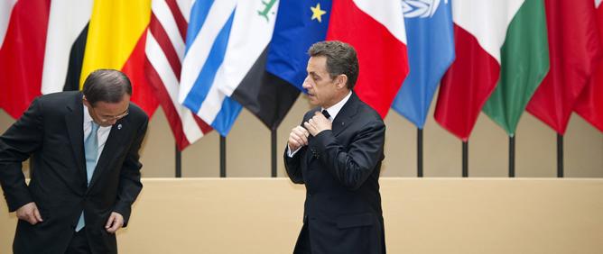 La foto es de la cumbre de PAris en Marzo, antes de la foto de familia, pero a que parece lo que es ...o sea que la ONU ni pincha ni corta, que quien manda,manda¡¡